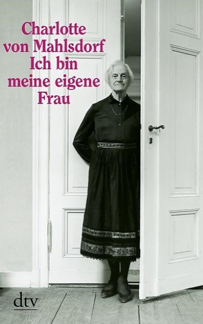 Meine Tante trat ein, wieder fühlte ich mich ertappt, und als sie fragte, was ich denn läse, druckste ich rum: 'Es heißt >Die Transvestiten<, und es ist mir zufällig in die Hände gefallen.' - 'Das lies dir mal gut durch', überraschte sie mich erneut, 'denn das geht uns beide an.'