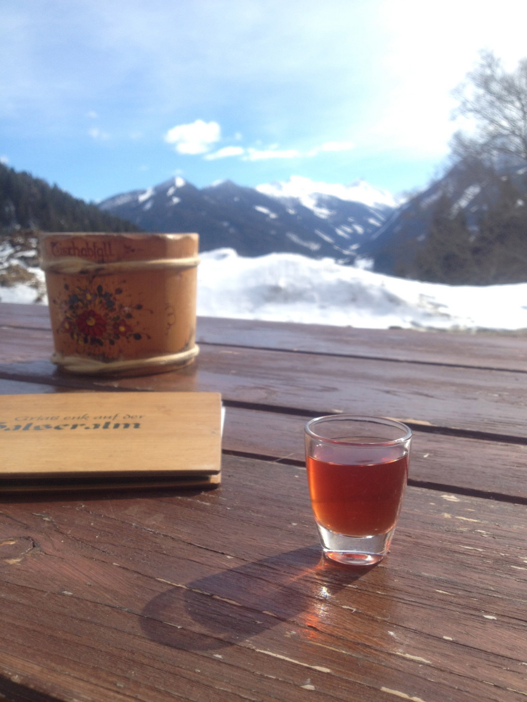 Der Zirbane. Hier formschön serviert auf der Halseralm, Ramsau.